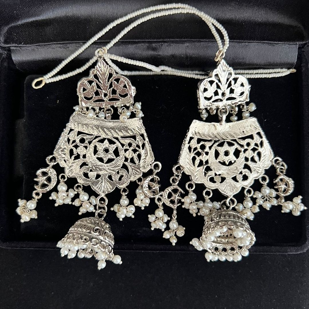 Set of two chokers and earrings